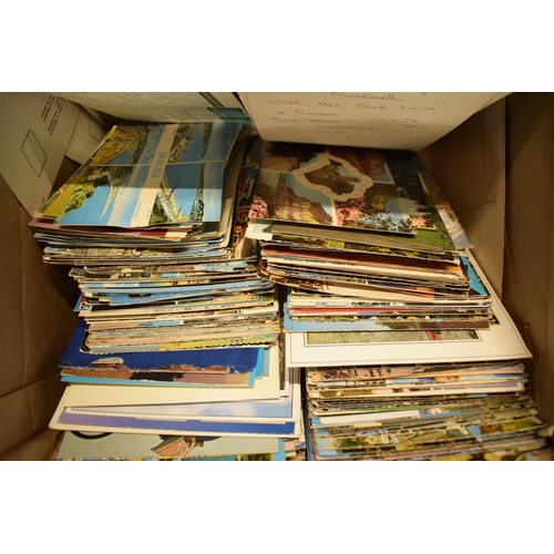 306 - A collection of mid to late 20th century postcards to include coastal scenes, foreign countries etc ... 