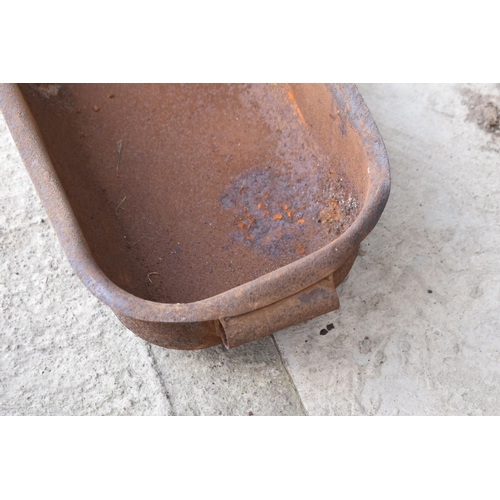 321 - A late 19th century / early 20th crucible / metal pot / bath. Approx 52 x 24 x 15cm tall.