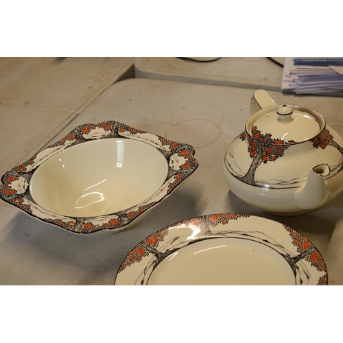 64 - A good collection of Crown Ducal tea and dinner ware in the Orange Tree design to include a teapot, ... 