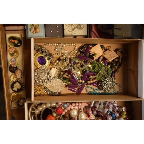 305A - A good interesting collection of costume jewellery to include necklaces, brooches, cameos and other ... 