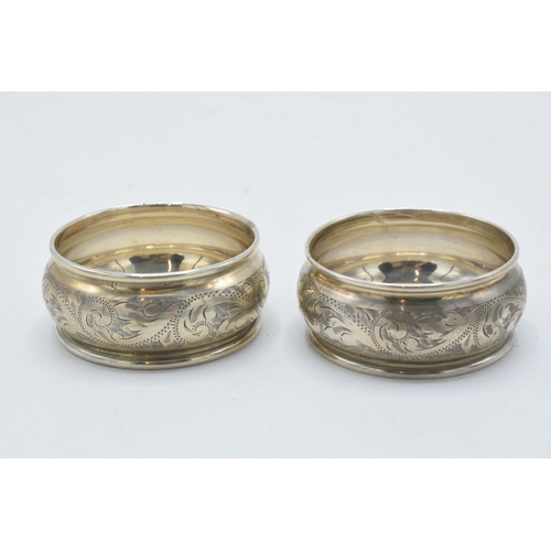 220E - A pair of silver napkin rings with floral decoration, Chester 1923, 16.1 grams.