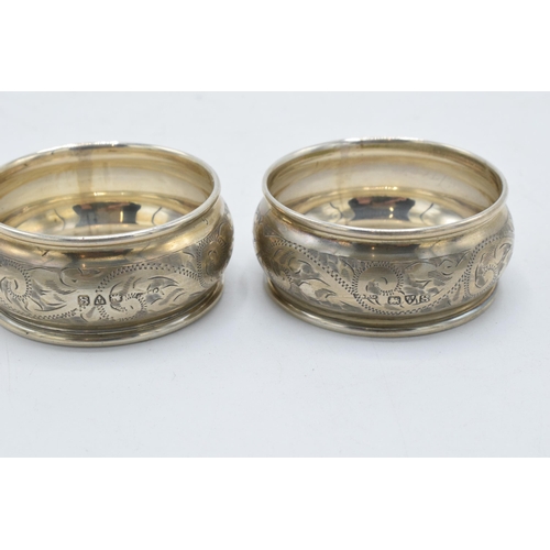 220E - A pair of silver napkin rings with floral decoration, Chester 1923, 16.1 grams.