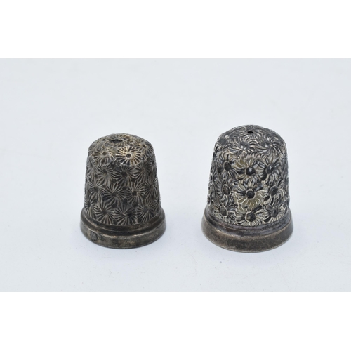 220G - A pair of silver hallmarked thimbles, 12.2 grams (2).