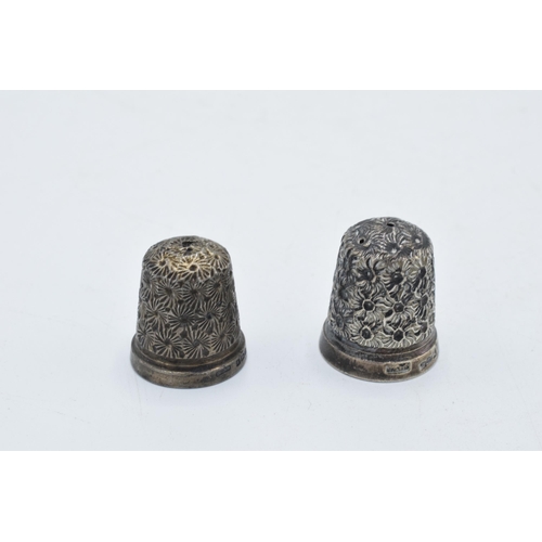 220G - A pair of silver hallmarked thimbles, 12.2 grams (2).