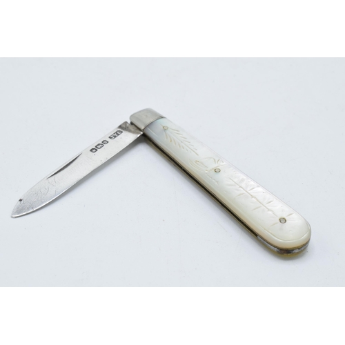 220K - Silver and Mother of Pearl fruit knife, Sheffield 1913, 6.5cm long.