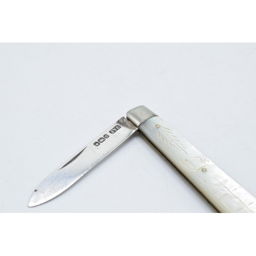 220K - Silver and Mother of Pearl fruit knife, Sheffield 1913, 6.5cm long.