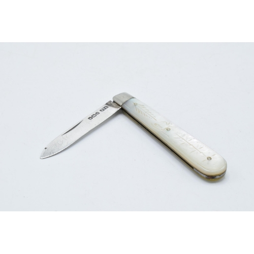 220K - Silver and Mother of Pearl fruit knife, Sheffield 1913, 6.5cm long.