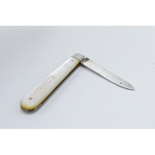 220K - Silver and Mother of Pearl fruit knife, Sheffield 1913, 6.5cm long.