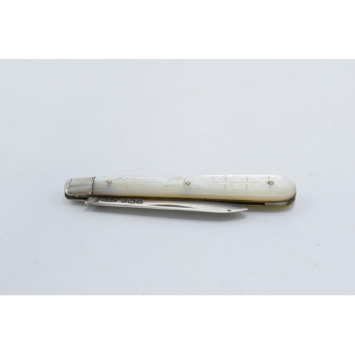 220K - Silver and Mother of Pearl fruit knife, Sheffield 1913, 6.5cm long.