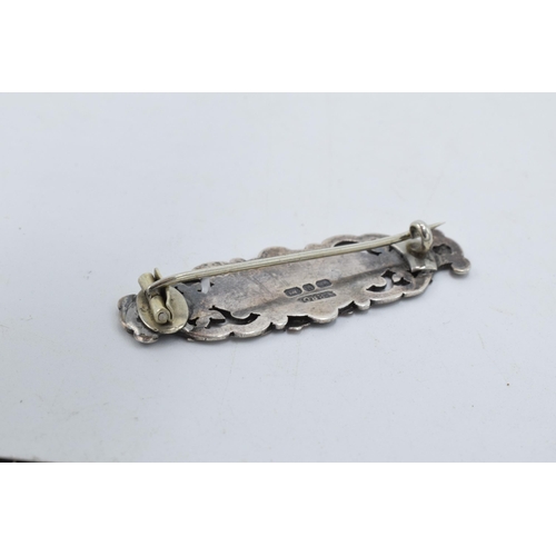 221C - Victorian silver and gold brooch with raised decoration in the form of leaves, Birmingham 1890. 5cm ... 