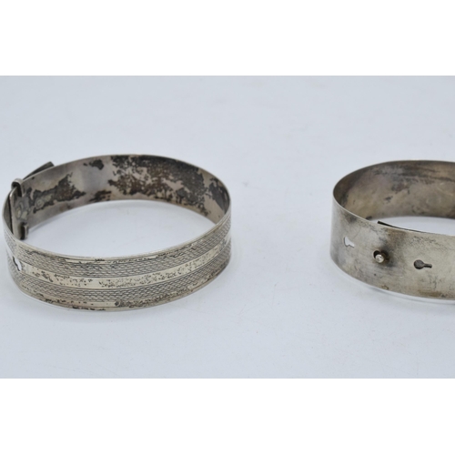 221I - A pair of silver buckle bangles (2).