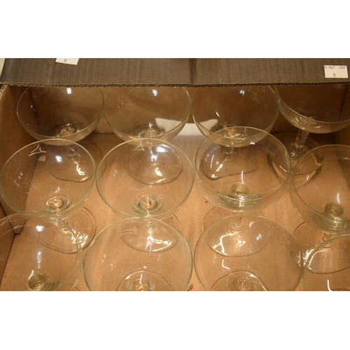 18 - A collection of vintage wine glasses and similar glasses to include a set of 6 Luminarc green footed... 