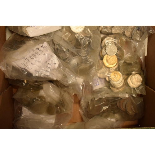 212 - A collection of UK pre-decimal coinage together with foreign currency also and commemorative coins (... 