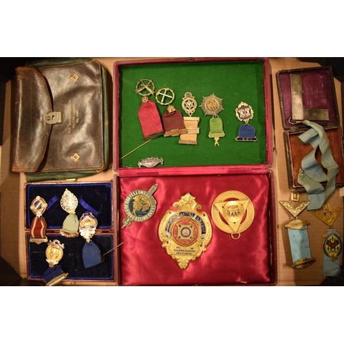 243 - An interesting collection of Masonic related items to include medals, pendants and a Walton Lodge ba... 