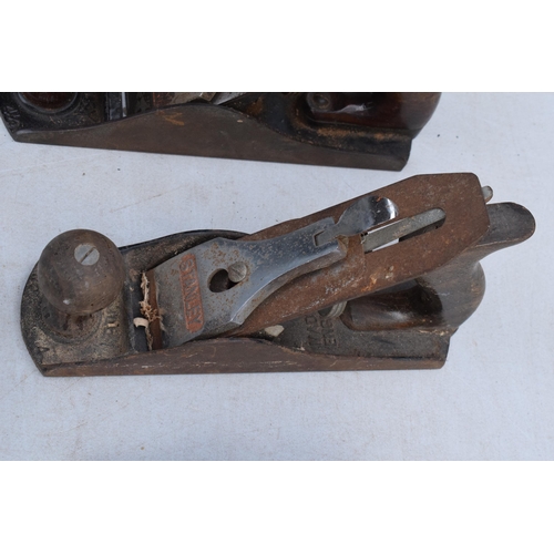 255 - A trio of vintage woodworking tools to include Stanley No. 4 1/2 plane, Stanley No. 4 and Record No ... 