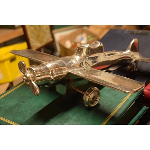 275 - Vintage 20th century nickel-plated cast metal model of a plane with rotating wheels and propeller, 4... 