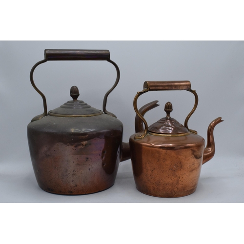 280 - A trio of Victorian brass and copper kettles with one having a hinged lid, tallest 32cm tall (3).