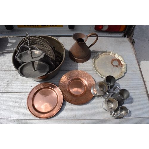 285 - A collection of metalware to include Victorian copper jug and later brass pans, plaques, tankards et... 