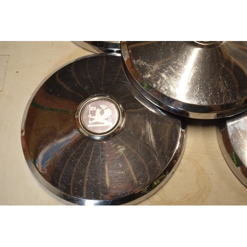 289 - A set of 5 vintage Vauxhall car hub caps, 24cm diameter (5).