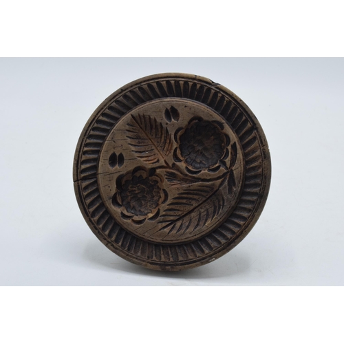 318 - 19th century wooden treen butter stamp with leaves pattern, 12cm tall.