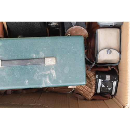 334 - A box of vintage cameras to include makes such as Kodak Brownies, Kodak Instamatics etc (Qty).