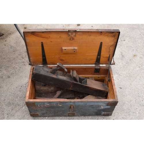 339 - A vintage 20th century pine tool box to include block planes and contents (Qty). 62 x 32 x 27cm.