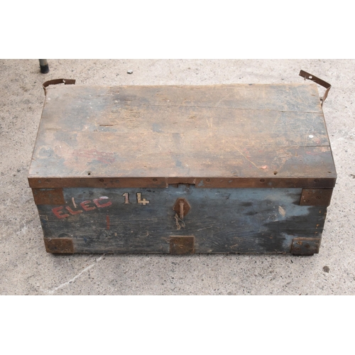 339 - A vintage 20th century pine tool box to include block planes and contents (Qty). 62 x 32 x 27cm.