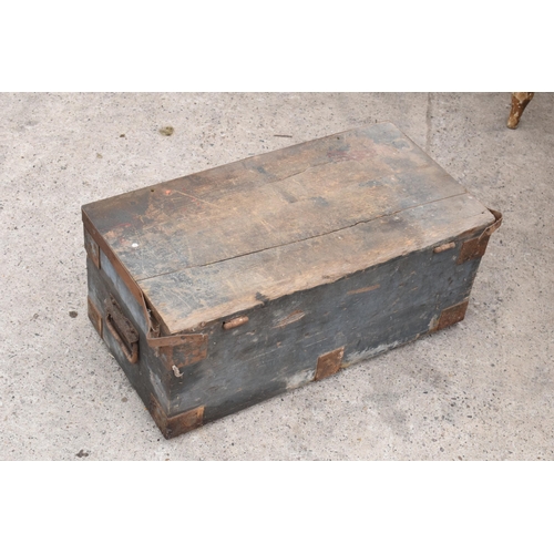 339 - A vintage 20th century pine tool box to include block planes and contents (Qty). 62 x 32 x 27cm.