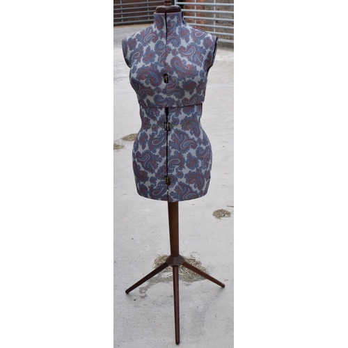 378 - Vintage adjustable dress makers mannequin, 146cm tall.