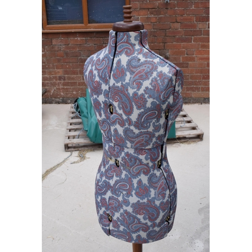 378 - Vintage adjustable dress makers mannequin, 146cm tall.