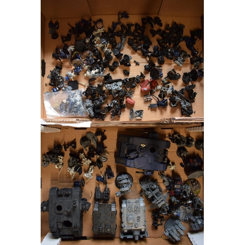 419 - A large collection of Warhammer and similar items to include tanks, vehicles, soldiers / fighters an... 