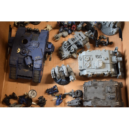 419 - A large collection of Warhammer and similar items to include tanks, vehicles, soldiers / fighters an... 