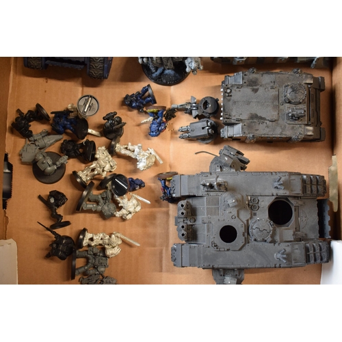 419 - A large collection of Warhammer and similar items to include tanks, vehicles, soldiers / fighters an... 