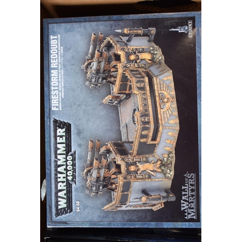 424 - A collection of Warhammer 40,000 sets to include Wall of Mortyrs, Imperial Bunker, Firestorm Redoubt... 