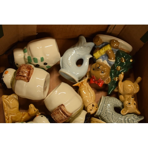 50 - A collection of Wade items to include gargle fish jugs, Collectania, snowmen cruets, Christmas 1998 ... 