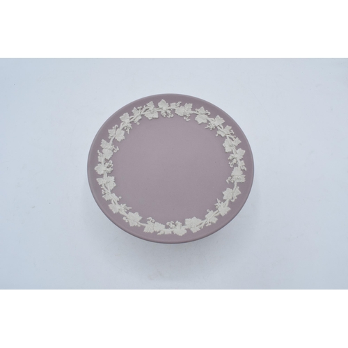 81 - Wedgwood lilac Jasperware pedestal dish / tazza, 15.5cm diameter.