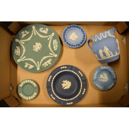 82 - A collection of Wedgwood Jasperware of varying colours to include tri-colour pin dish, teal plate an... 