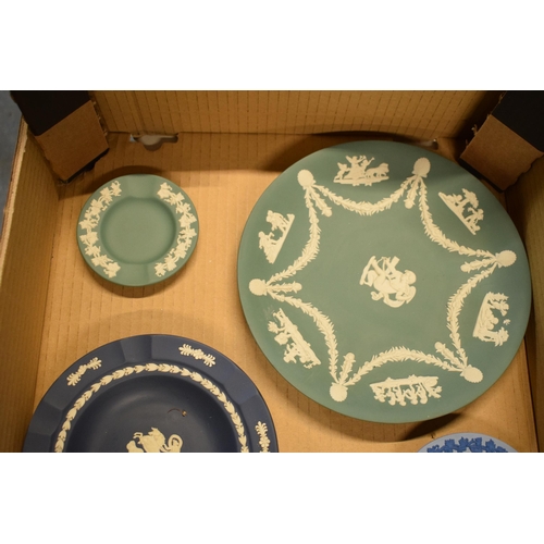 82 - A collection of Wedgwood Jasperware of varying colours to include tri-colour pin dish, teal plate an... 