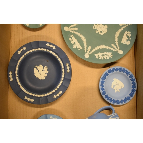 82 - A collection of Wedgwood Jasperware of varying colours to include tri-colour pin dish, teal plate an... 