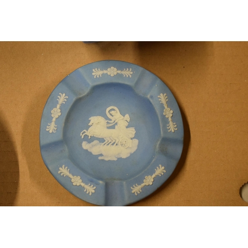 82 - A collection of Wedgwood Jasperware of varying colours to include tri-colour pin dish, teal plate an... 