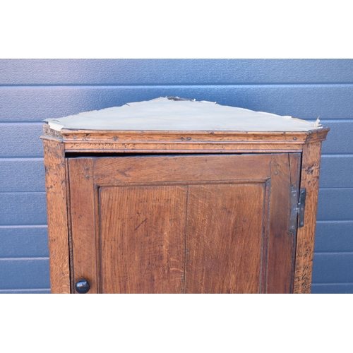 207 - 19th century oak corner cupboard with cast metal H-hinges with nice shade of brown, 101cm tall, 74cm... 