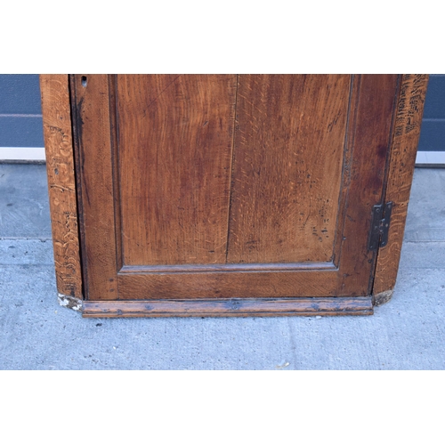 207 - 19th century oak corner cupboard with cast metal H-hinges with nice shade of brown, 101cm tall, 74cm... 