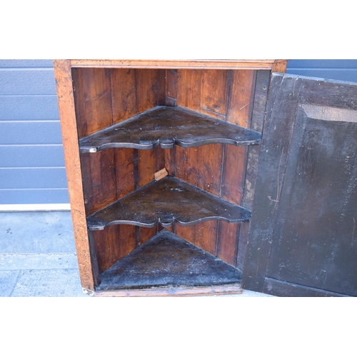 207 - 19th century oak corner cupboard with cast metal H-hinges with nice shade of brown, 101cm tall, 74cm... 