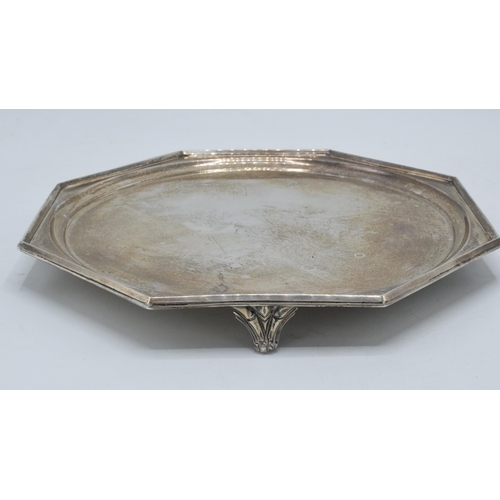 301 - Octagonal silver salver / tray raised on 4 feet, 687.2 grams / 22.09 oz. Page, Keen & Page, London 1... 