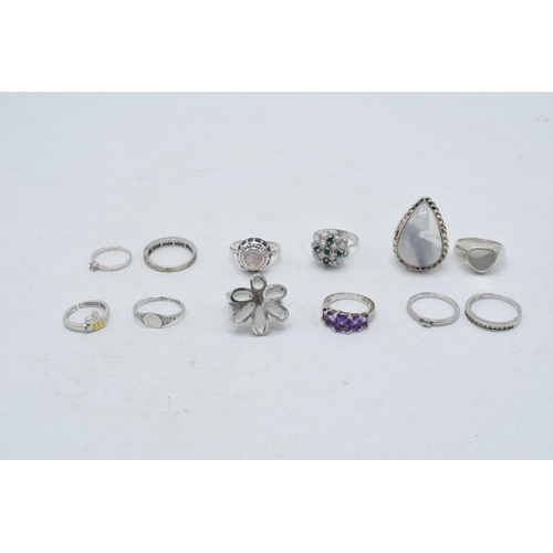 362 - A collection of silver rings of varying forms and sizes, 43.8 grams in total, 1 ring - white flower ... 