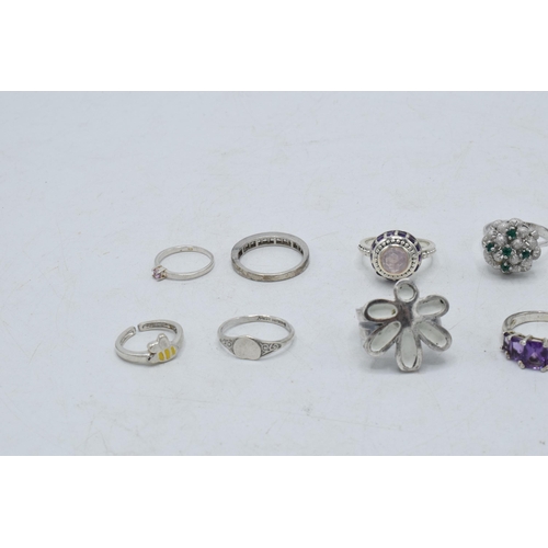 362 - A collection of silver rings of varying forms and sizes, 43.8 grams in total, 1 ring - white flower ... 