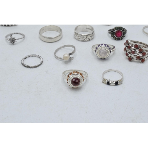 364 - A collection of silver rings of varying forms and sizes, 61.5 grams (16).