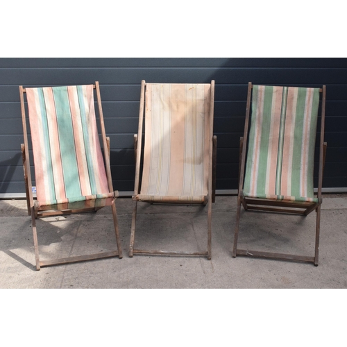 240A - A trio of vintage 20th century wooden and fabric folding deck chairs (3).