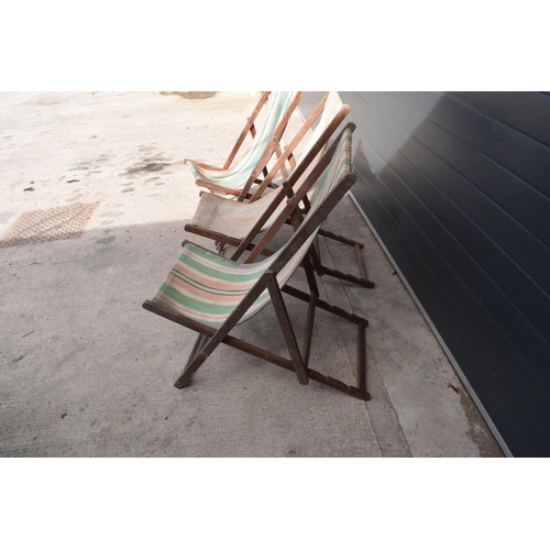 240A - A trio of vintage 20th century wooden and fabric folding deck chairs (3).