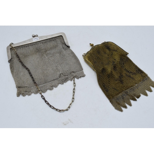 320 - A pair of vintage chain mesh purses to include a white metal example and one similar (2).